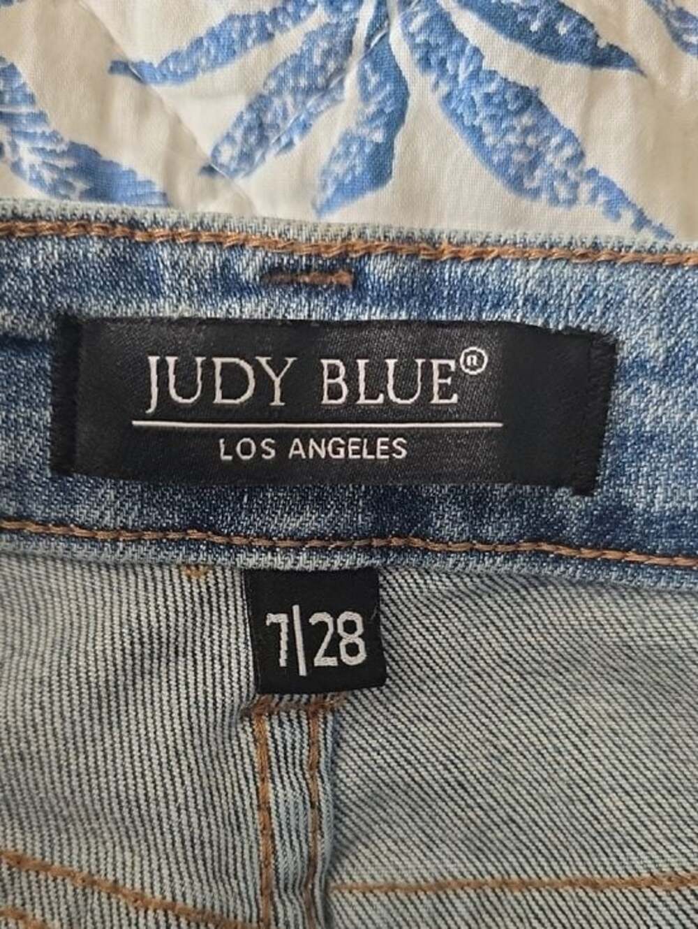 Judy Blue Paisley Print Mid Rise Distressed Boyfriend Jeans EUC Size 7 - Picture 5 of 8